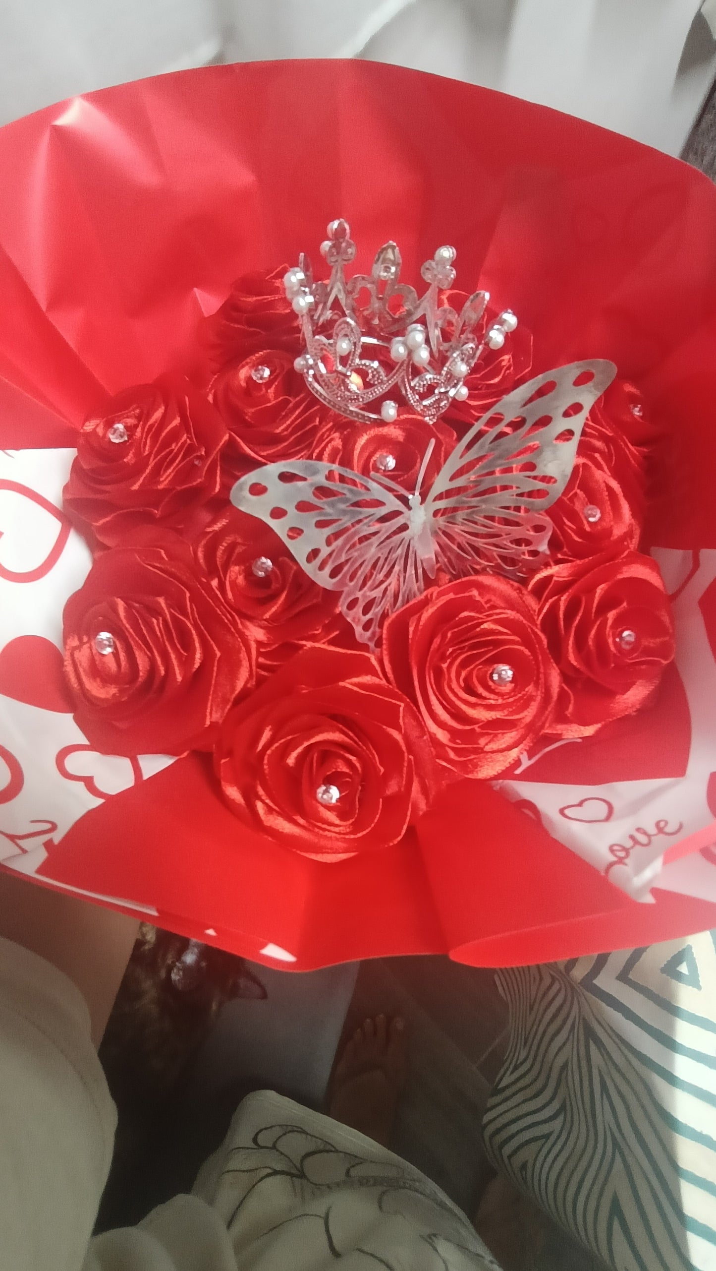 RAMO 12 ROSAS CON ACCESORIOS