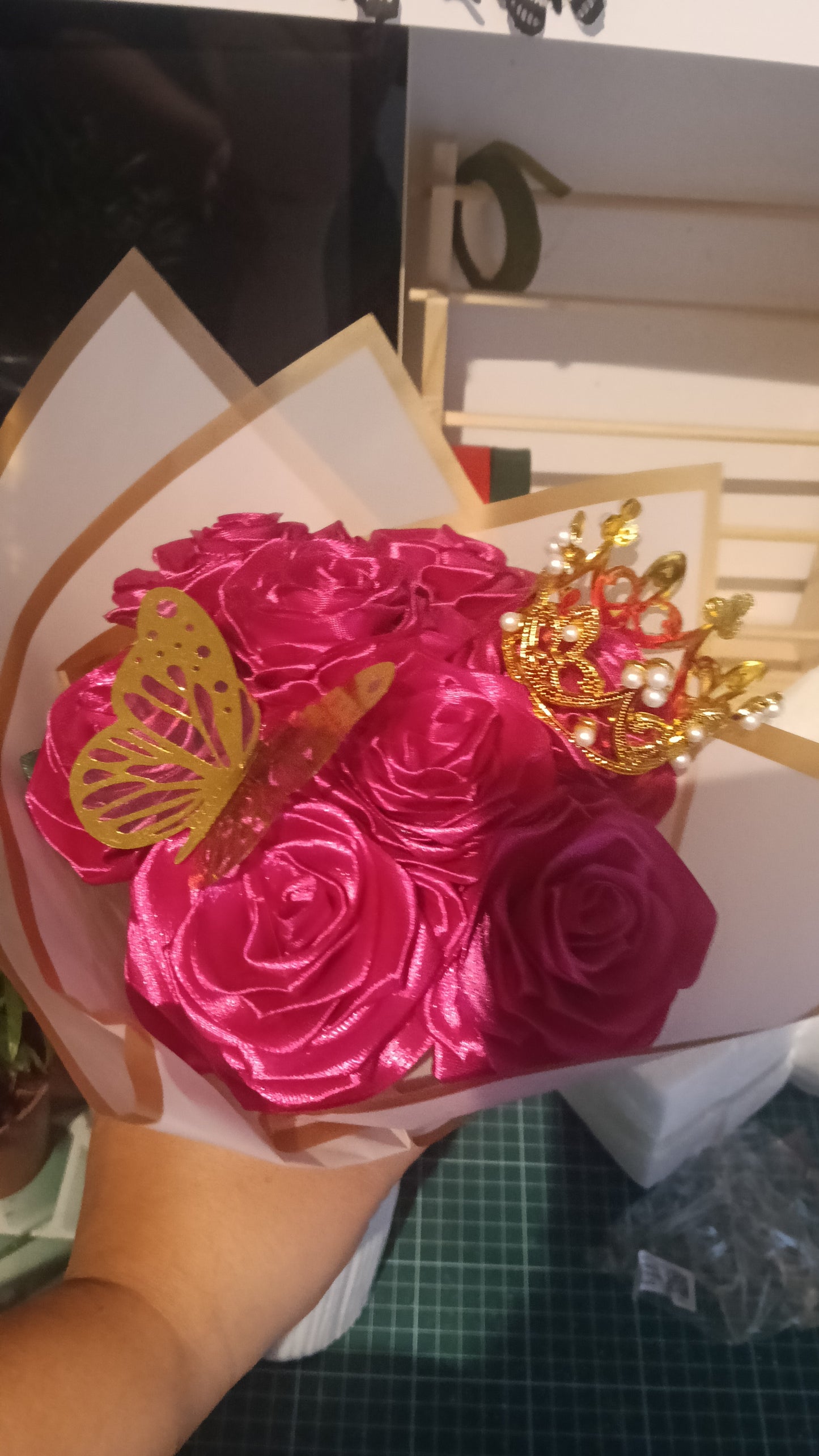 RAMO 8 ROSAS CON ACCESORIOS